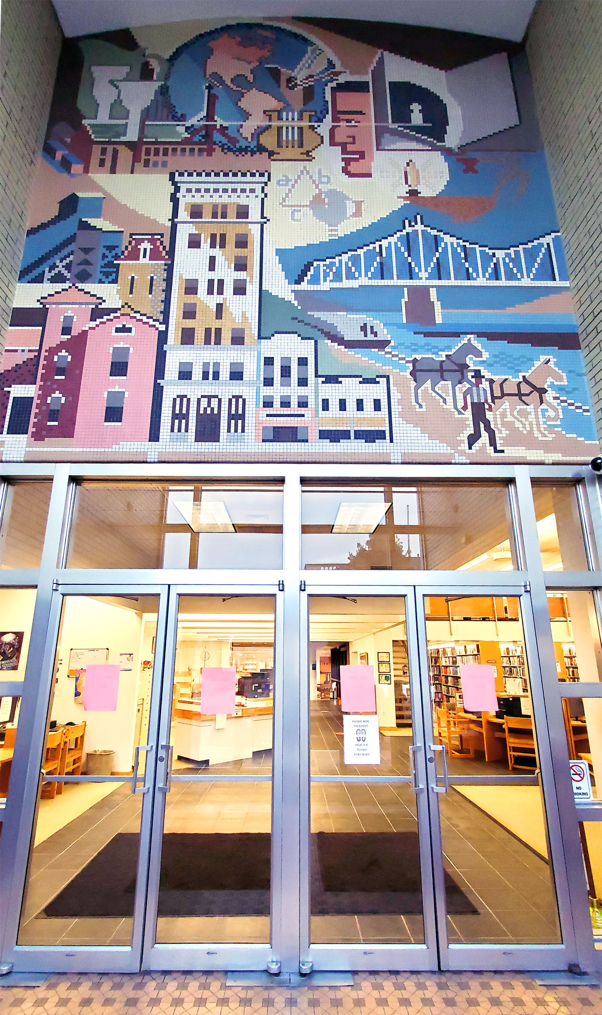 Photograph of the 32nd Street entrance mural 